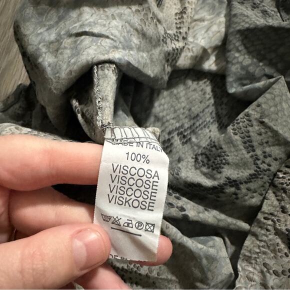 Cherish Made in Italy Gray Snakskin‎ Print Long Sleeve Quarter Button Top Size M - Picture 6 of 9